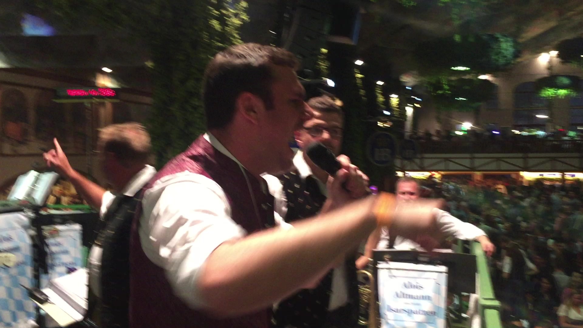 Cooper Hefner singt auf dem Oktoberfest