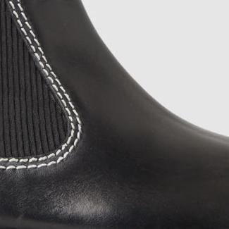 Chelsea-Boots mit dicker Sohle von Cos, ca. 195 €